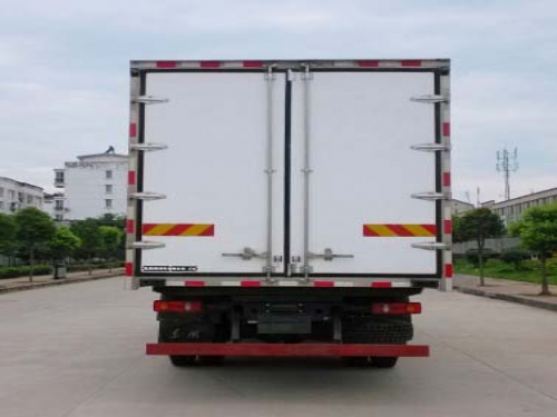 东风天锦厢长6.55米冷藏车