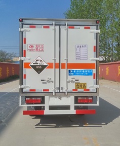 蓝牌东风多利卡厢长4.12米腐蚀性物品厢式运输车