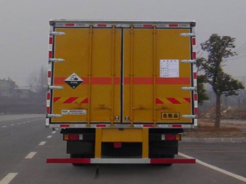 东风乘龙厢长6.38-6.58米腐蚀性物品厢式运输车