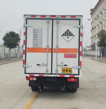 蓝牌跃进(汽油)厢长3.4-3.6米杂项危险物品厢式运输车
